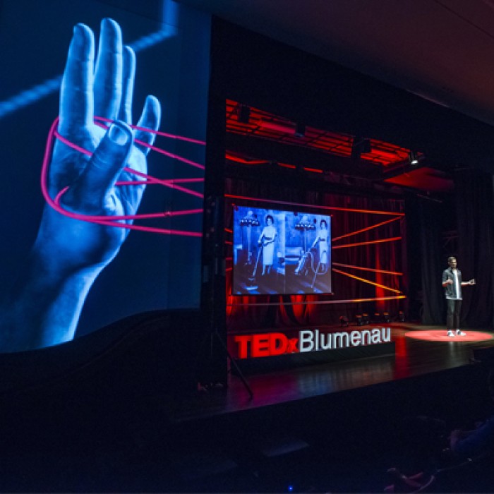 TEDx Blumenau, STAND, 
																			Interiores - Metroquadrado